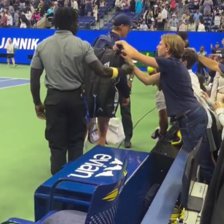 VIDEO Novi bizarni incident na US Openu. Navijač pokušao otvoriti Sinnerovu torbu