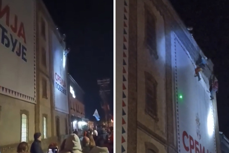 VIDEO U Srbiji alpinisti skidali Vučićeve transparente. Građani palili baklje