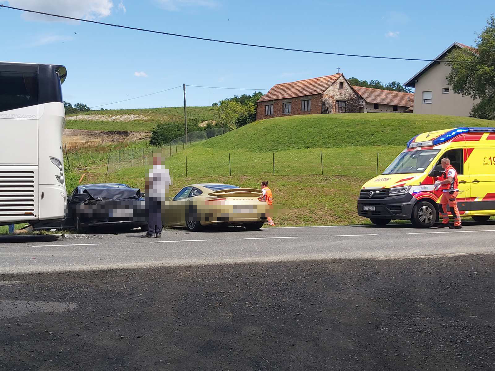FOTO Porsche iz karavane luksuznih auta sudjelovao u sudaru s autobusom