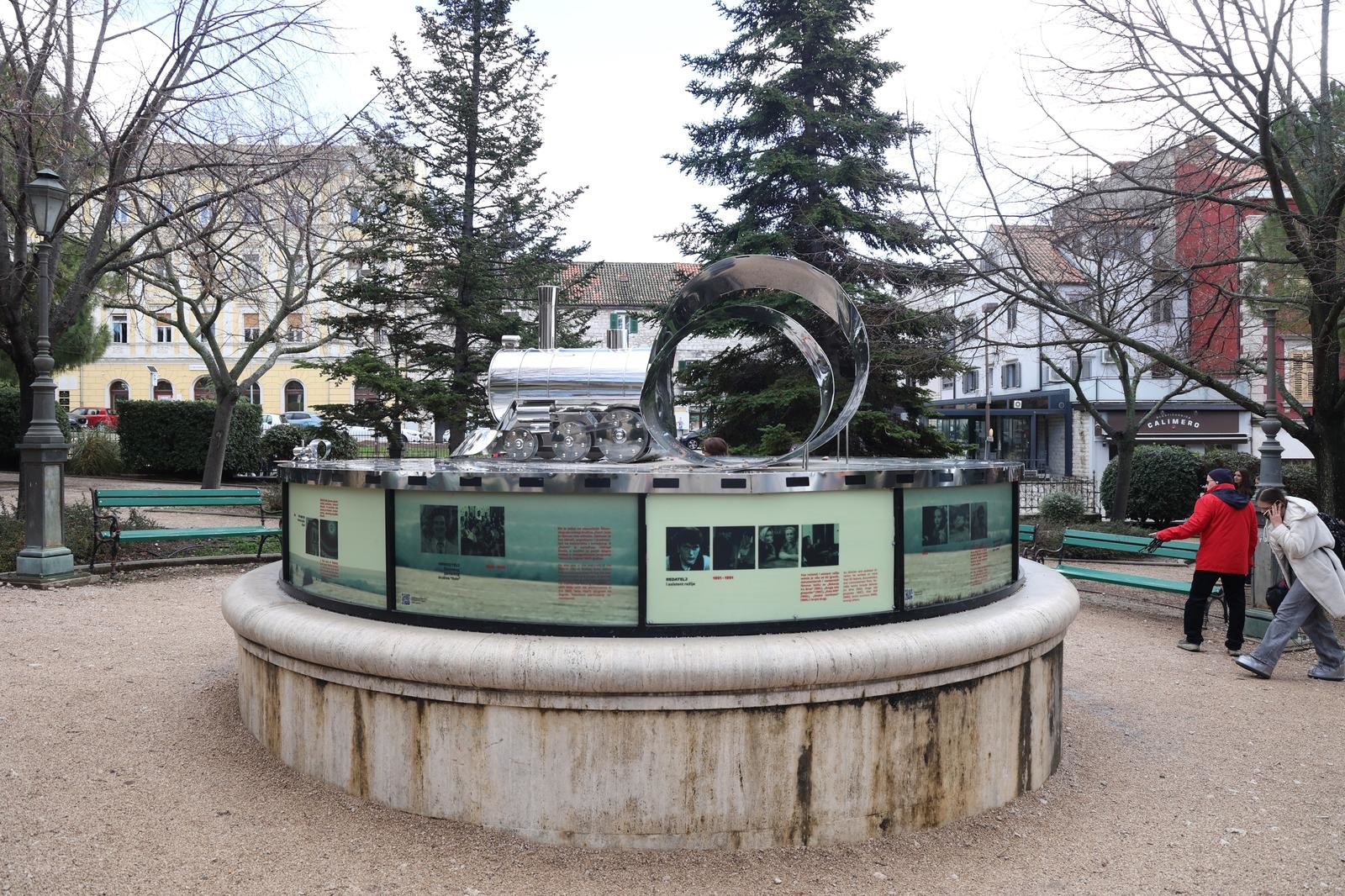 U Šibeniku se nalazi instalacija posvećena Vlaku u snijegu. Znate li zašto tamo?