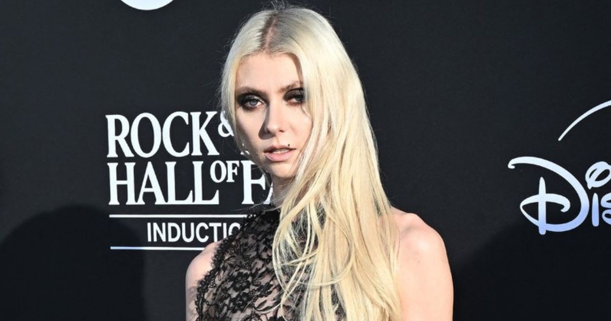 Taylor Momsen na crvenom tepihu pozirala u prozirnoj čipkastoj haljini