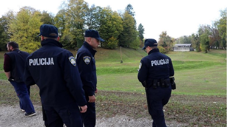 Policija u Karlovcu zaustavila auto, putnik (18) kod sebe imao automatsku pušku