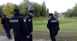 Policija u Karlovcu zaustavila auto, putnik (18) kod sebe imao automatsku pušku