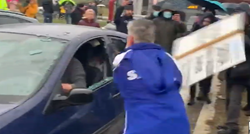 VIDEO Autom krenuo na prosvjednike u Beogradu, a onda su mu razbili staklo