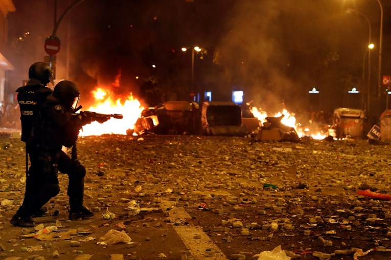 Rat u Barceloni: Policija tek u noći preuzela kontrolu, najmanje 89 ozlijeđenih