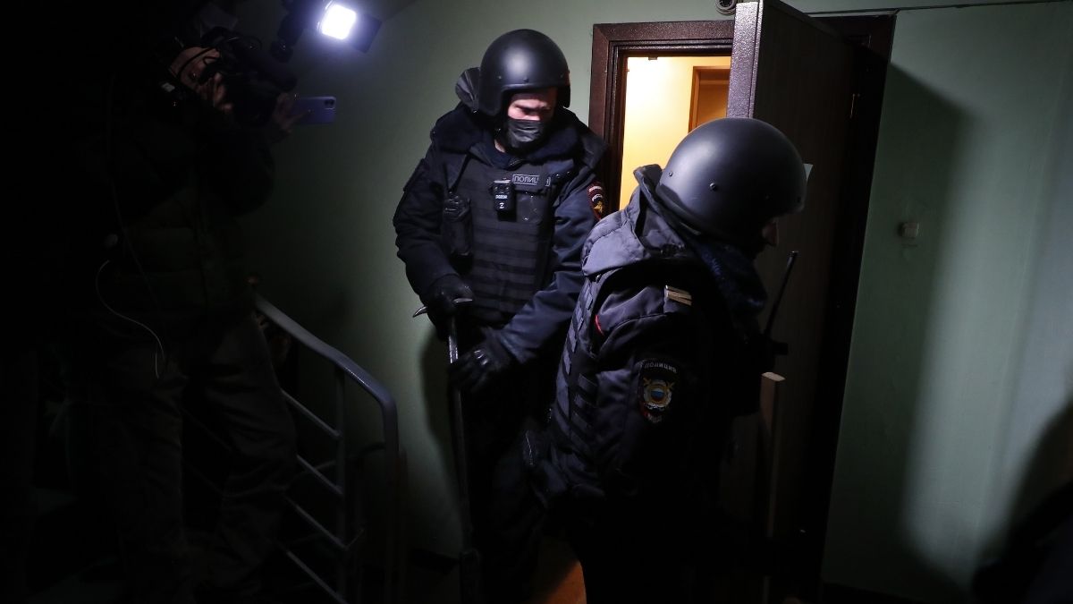 Policija upala u stan Alekseja Navalnog, privela mu brata. "Teškaši razbijaju vrata"