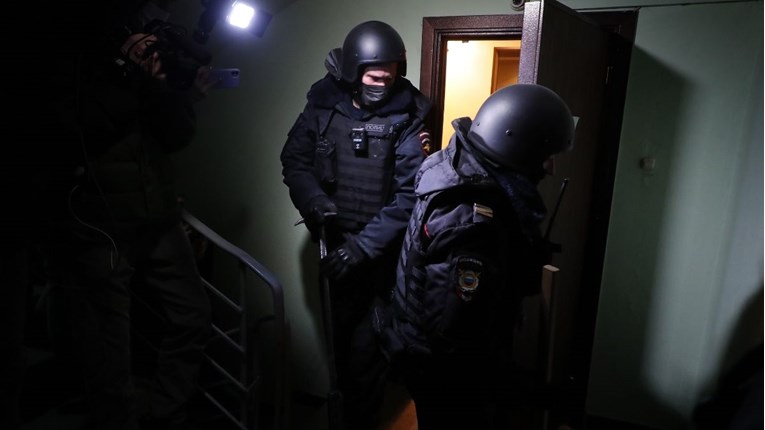Policija upala u stan Alekseja Navalnog, privela mu brata. "Teškaši razbijaju vrata"