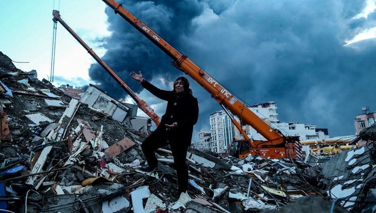Turska vlada potvrdila da se srušilo 5775 zgrada. Prijavljeni broj duplo veći