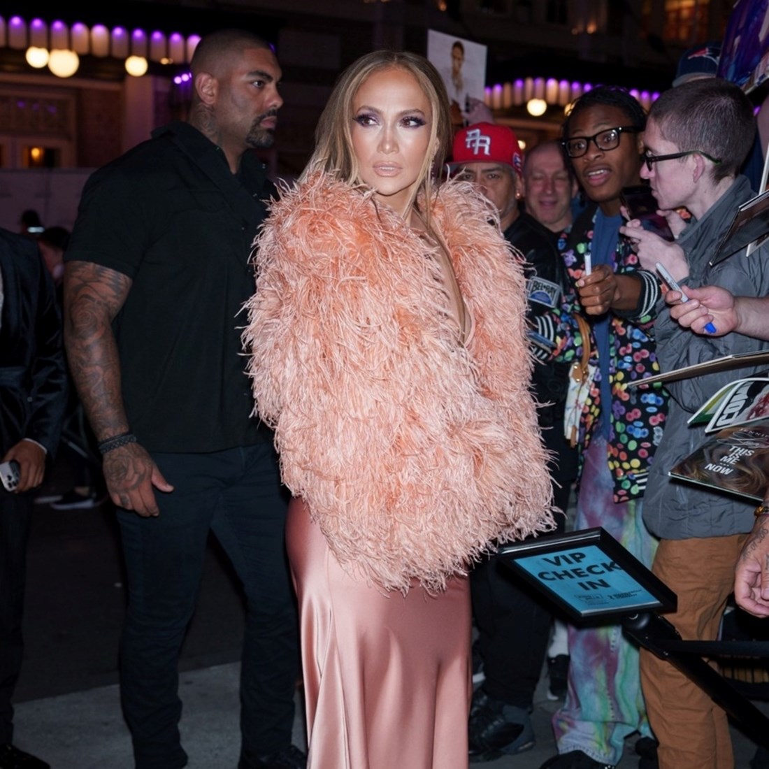 Jennifer Lopez u New Yorku snimljena u neobičnoj pernatoj jakni