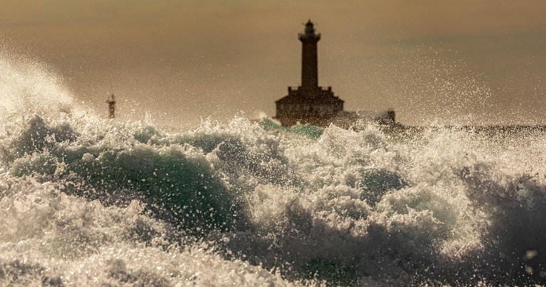 FOTO Veliki valovi na rtu Kamenjak kod Pule, prizori su fascinantni