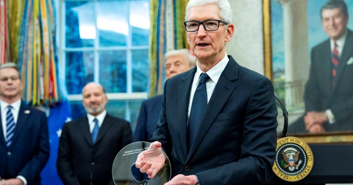 VIDEO Šef Applea dao Trumpu pločicu s 24-karatnim zlatom