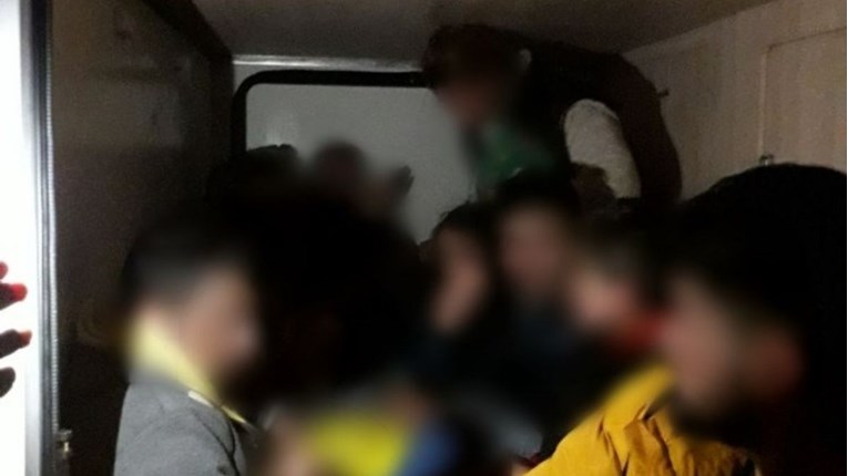 U kamperu kod Siska našli 12 migranata, vozač i suputnica iz Poljske uhićeni