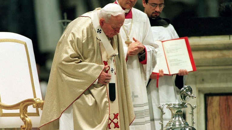 Papa prvi put ušao u džamiju i pomolio se. Bio je to povijesni događaj