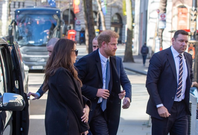Princ Harry stigao na ročište protiv izdavača Daily Maila, tužio ih za prisluškivanje