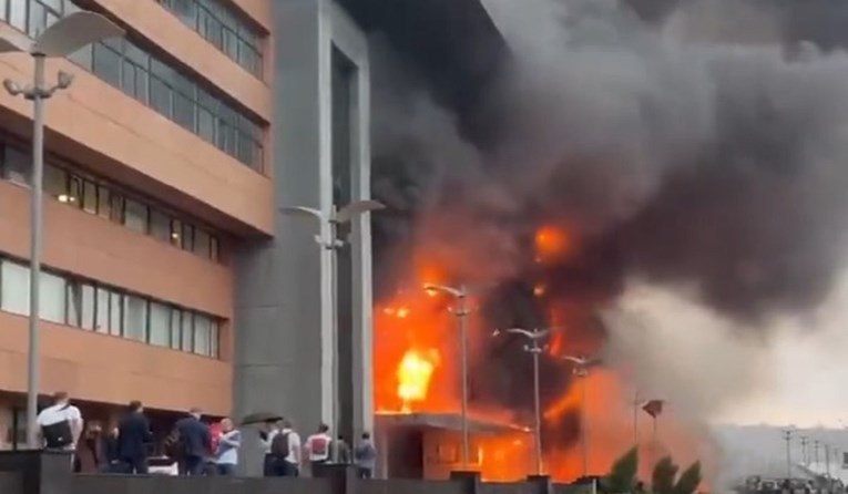 VIDEO Gori poslovna zgrada u Moskvi, ljudi navodno bježali preko krovova