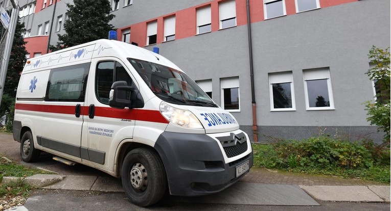 U Varaždinu poginuo stariji vozač koji se jučer zabio u parkirane aute