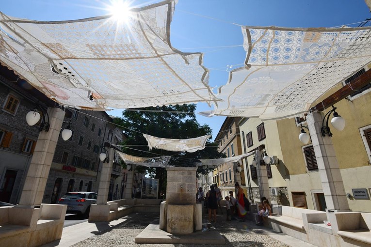 FOTO Od danas u Šibeniku tabletići i stolnjaci pružaju hlad i spas od vrućina