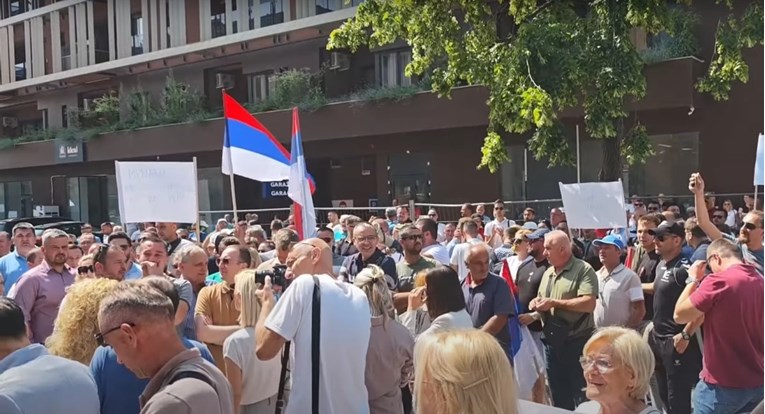 U Banjoj Luci prosvjedi zbog uhićenja oporbenog čelnika, vikali: Mile, lopove