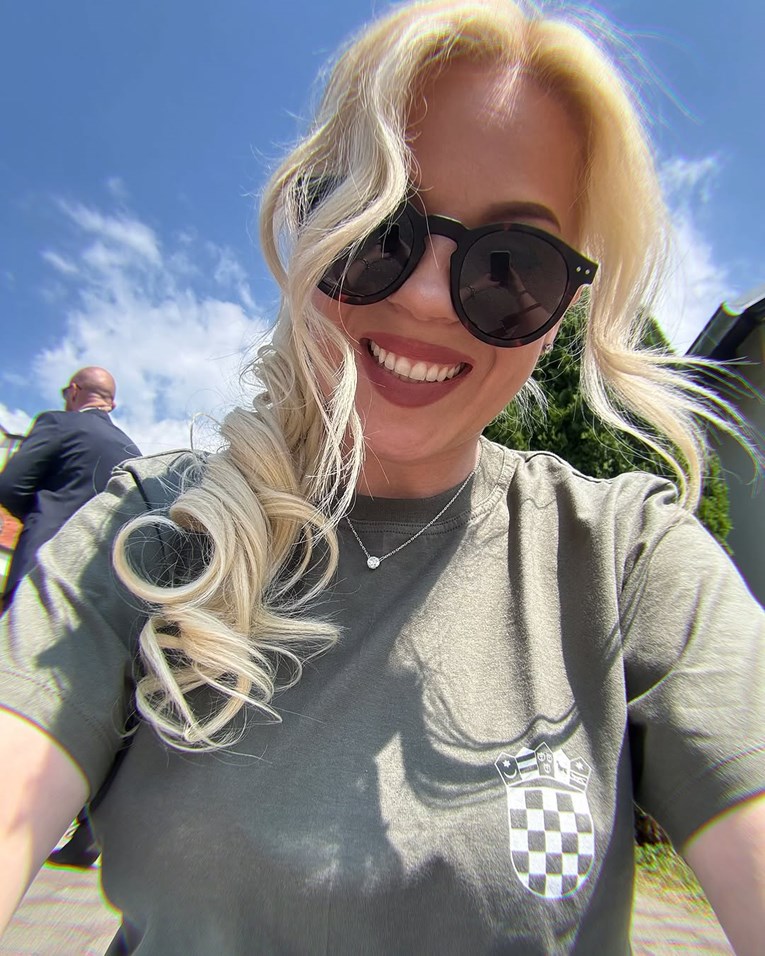 Barbara kojoj su vojnici na proslavi Oluje nosili sinčića sad pjevala u Okučanima