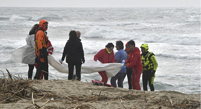 U brodolomu u Italiji poginulo vjerojatno više od 100 migranata