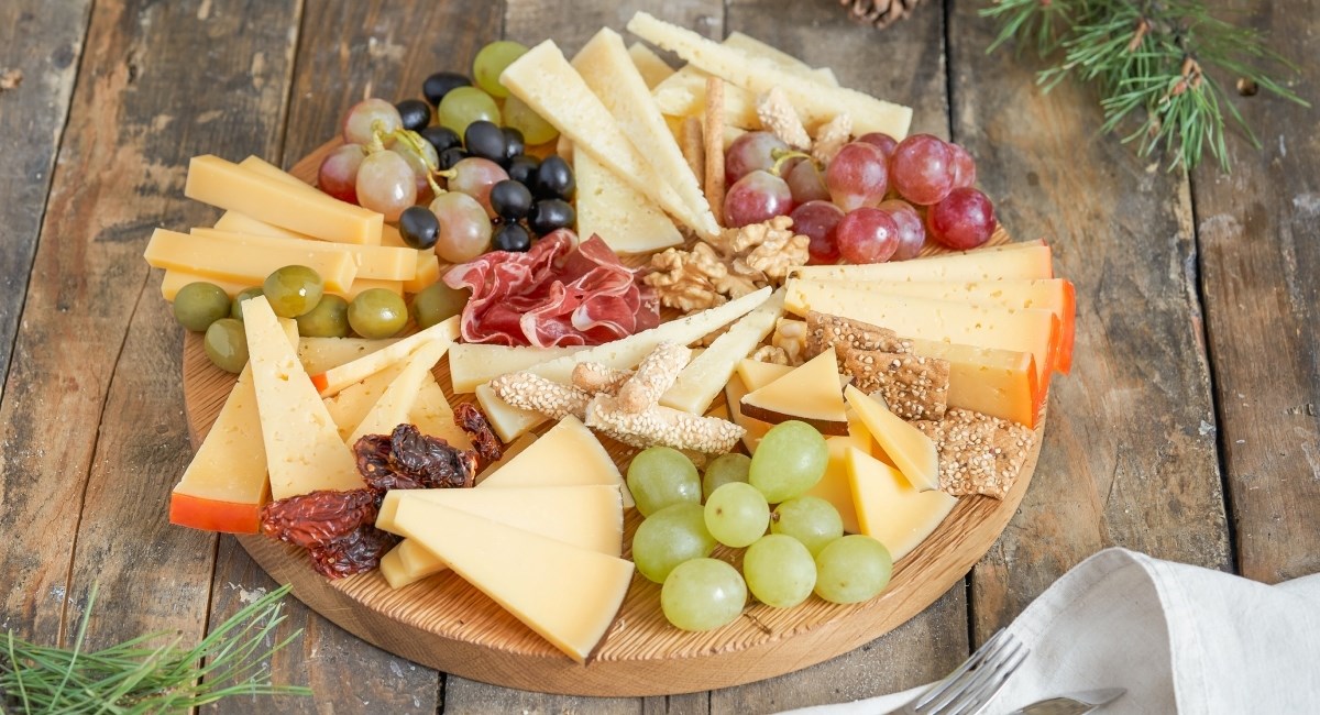 Kako napraviti platu sa sirevima za blagdanska druženja i najljepši stol