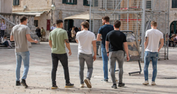 FOTO Ljudi po Dubrovniku već hodaju u majicama kratkih rukava