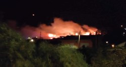 VIDEO Velik požar sinoć izbio u Kaštelima, vatra došla blizu kuća. Lokaliziran je