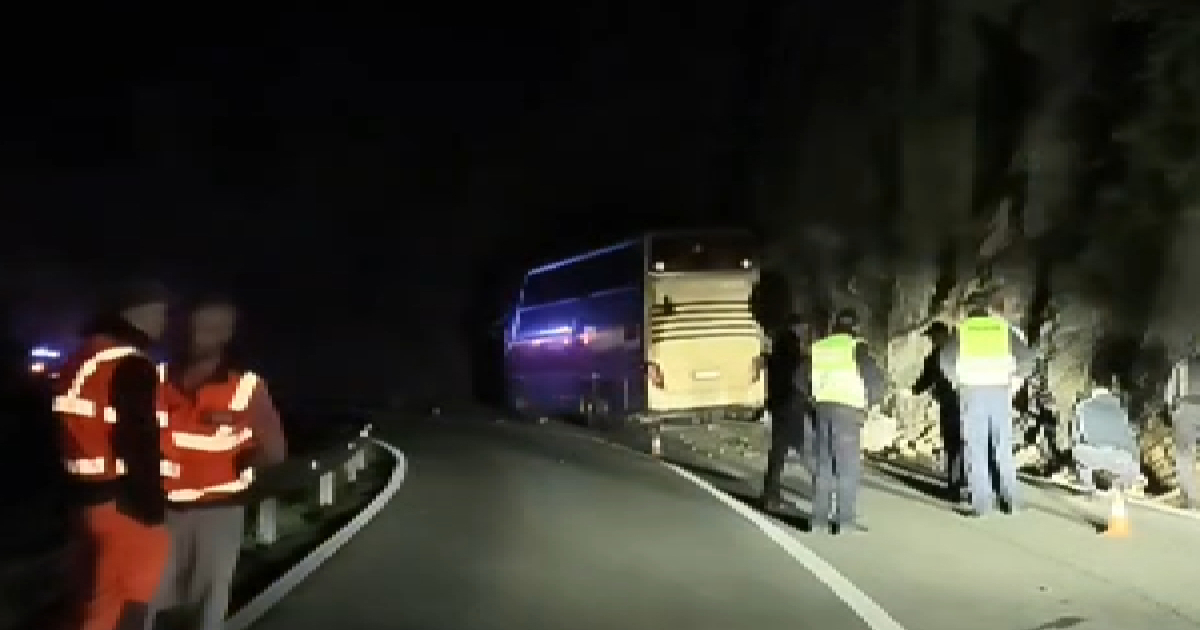 Autobus pun učenika udario u stijenu u Crnoj Gori, vozač uhićen