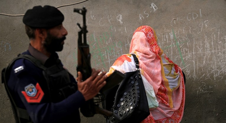 Vijeće starješina u Pakistanu naredilo smrt djevojke (18) zbog fotke. Otac ju ubio