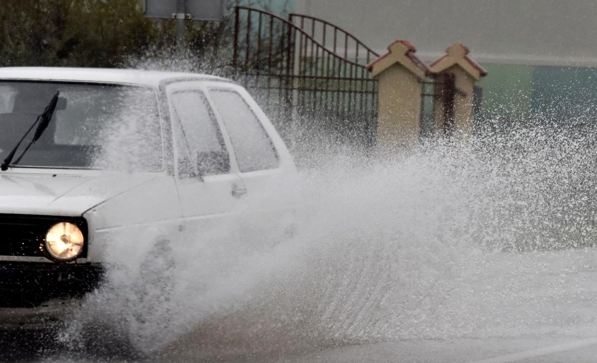 Ceste su skliske u većem dijelu zemlje, na granici moguća čekanja zbog kontrola