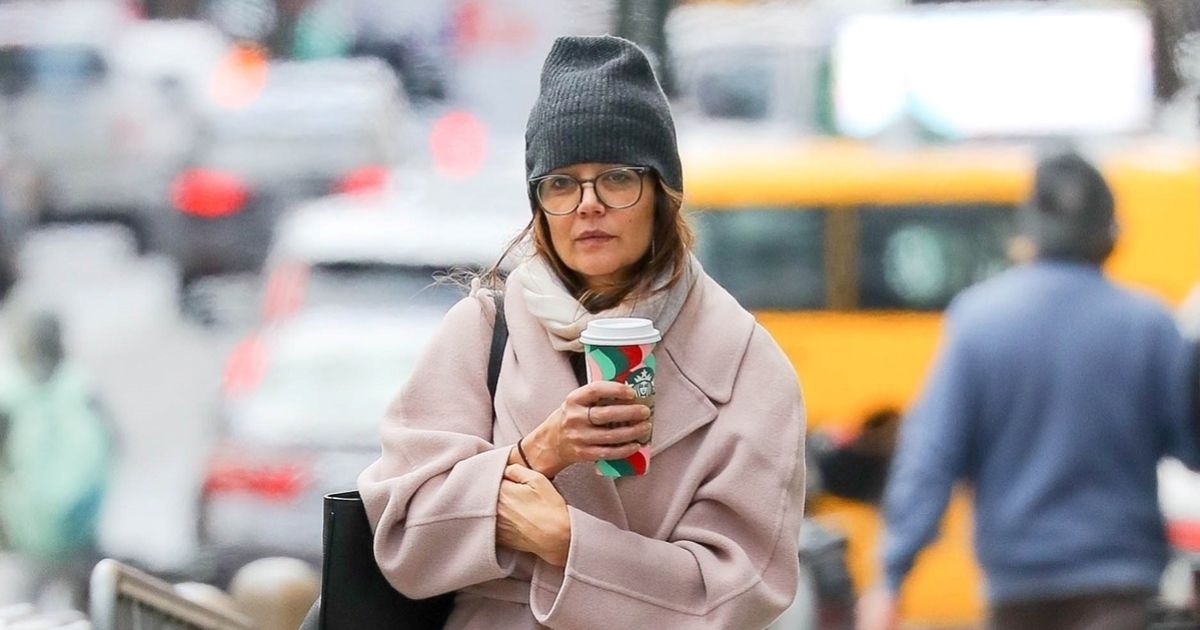 Katie Holmes prošetala u prekrasnom, ženstvenom kaputu