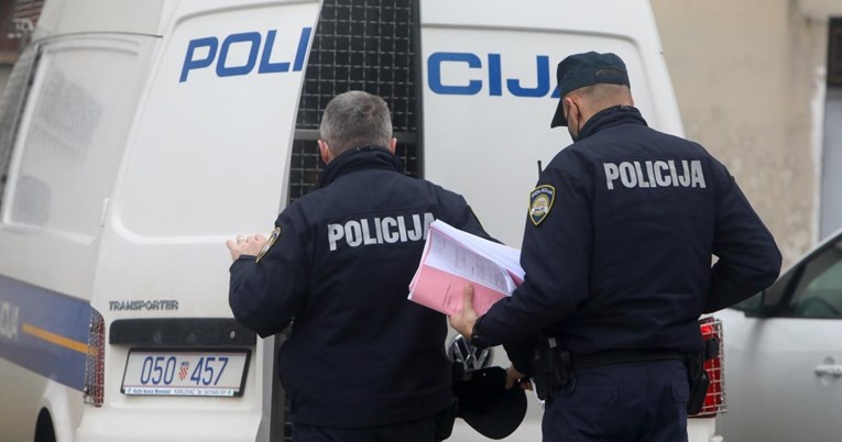 U Osijeku autom bježao policiji i udario u hidrant. Našli mu 500 tableta za potenciju