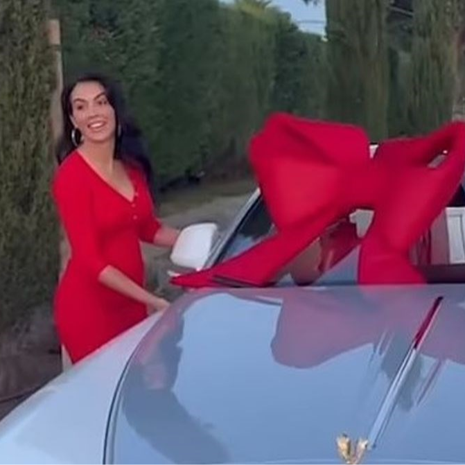 Nižu se reakcije na Georginin božićni poklon Ronaldu: "Kupila auto njegovim novcem"