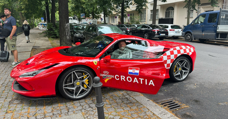 VIDEO Hrvatski navijač do Berlina došao Ferrarijem s kockicama: "Da, moj je auto"