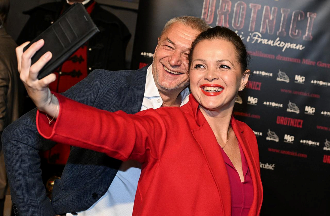 Sandra Bagarić i suprug Darko snimljeni u dobrom raspoloženju na premijeri filma