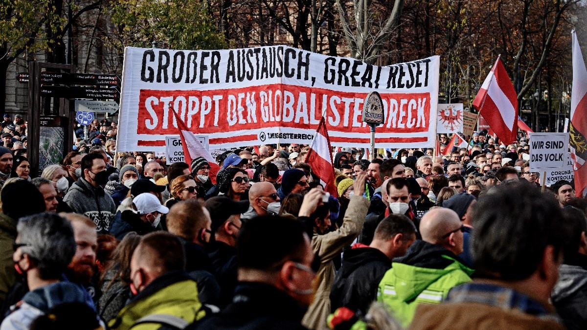 Masovni prosvjed protiv mjera u Beču: Prosvjednici prolaznike i novinare gađali ledom