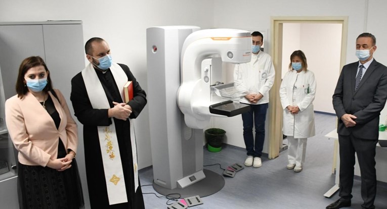 FOTO Svećenik blagoslovio novi uređaj u koprivničkoj bolnici