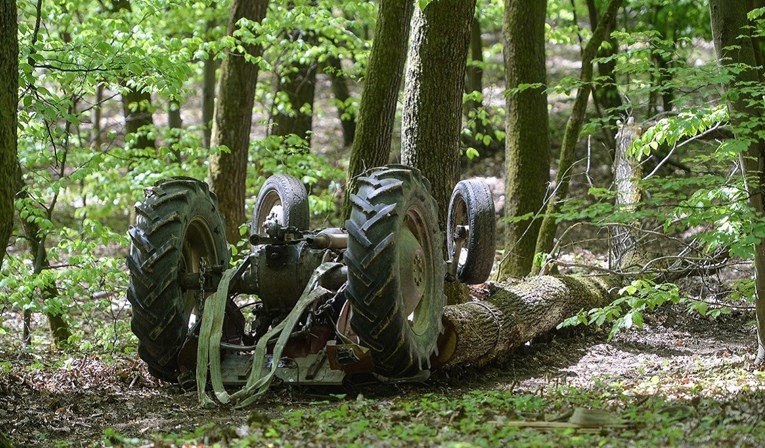 Muškarac kod Ozlja poginuo u prevrtanju traktora