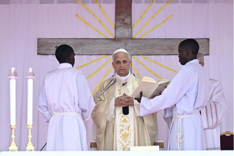Papa Lav u Africi: Ljude izrabljuju režimi i bogataši