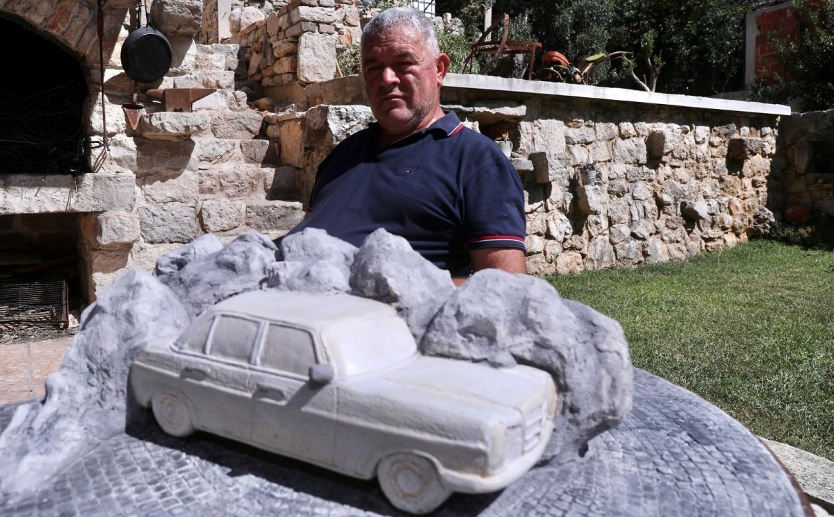 FOTO U Imotskom izgradili golemi spomenik Mercedesu. Težak je preko 50 tona