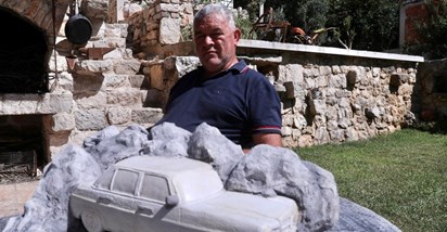 FOTO U Imotskom izgradili golemi spomenik Mercedesu. Težak je preko 50 tona