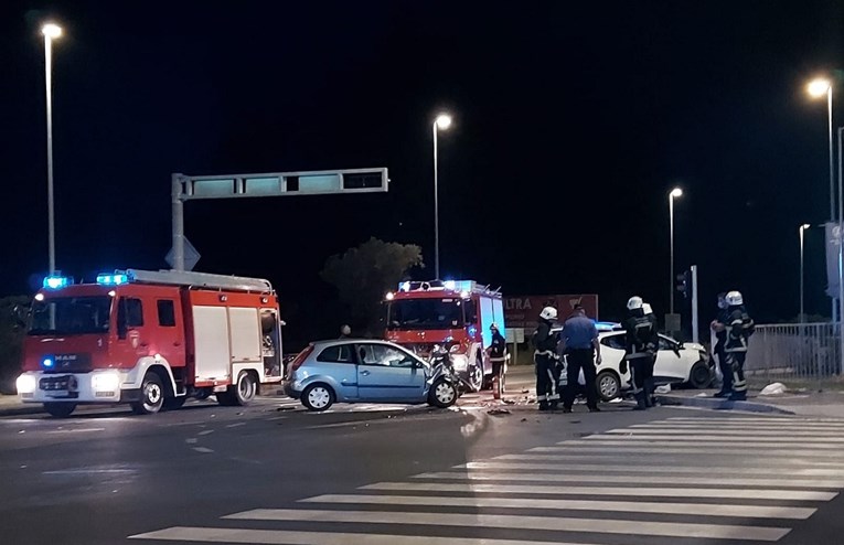 Teška prometna nesreća u Šibeniku: Tri osobe ozlijeđene, jedna u životnoj opasnosti