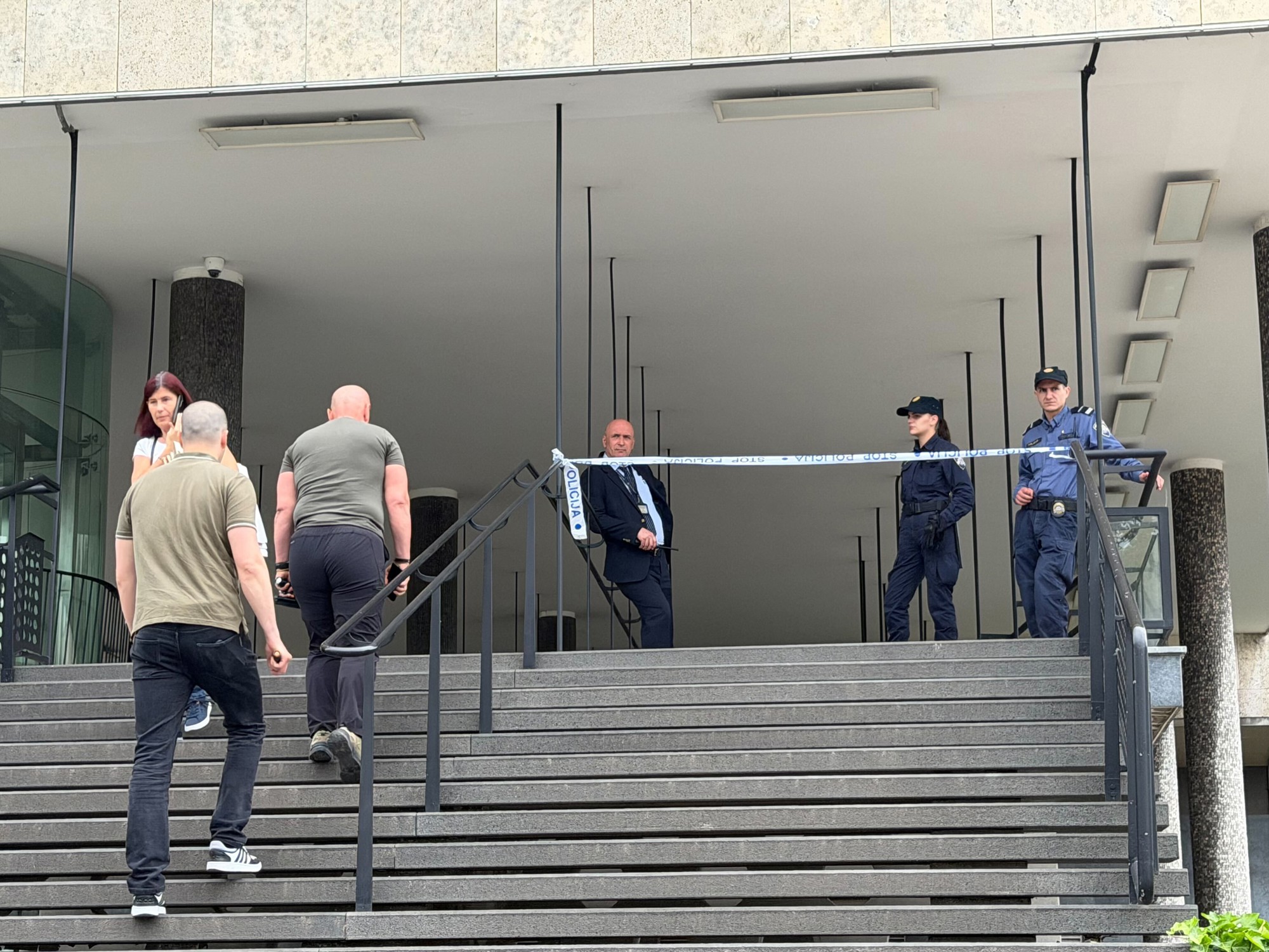 Dojava o bombama na 3 lokacije u Zagrebu. Evakuirana Gradska uprava, stigla policija