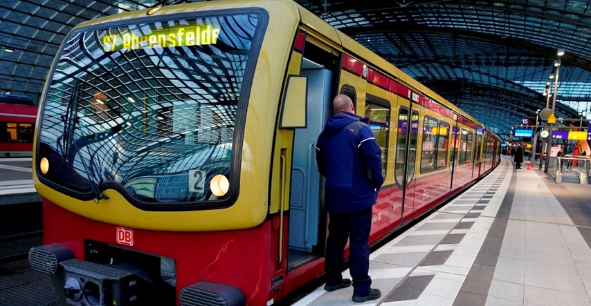Strojovođa u Njemačkoj zaboravio nekoliko vagona vlaka, ostavio za sobom 80 putnika