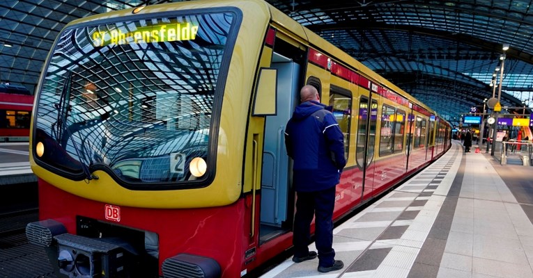 Strojovođa u Njemačkoj zaboravio nekoliko vagona putničkog vlaka, ostavio 80 putnika