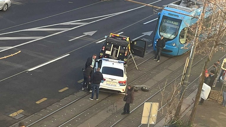 Policijski auto stao na tračnicama. Tramvaji stajali preko sat vremena u Branimirovoj