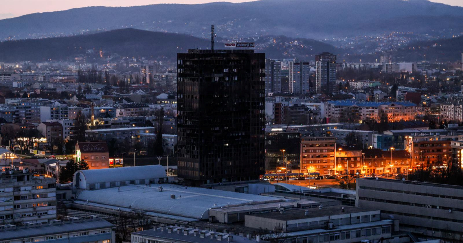 Rušenje Vjesnika odgođeno zbog azbesta. Iz Štampara dan nakon požara rekli da ga nema