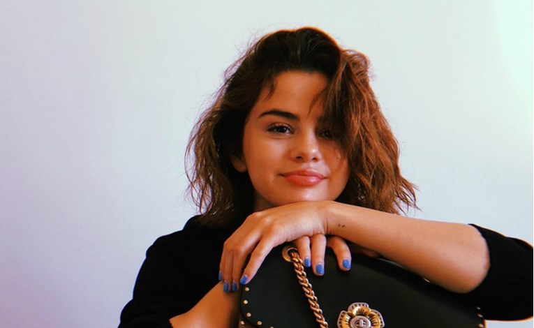 Selena Gomez daruje svoju odjeću na Instagramu