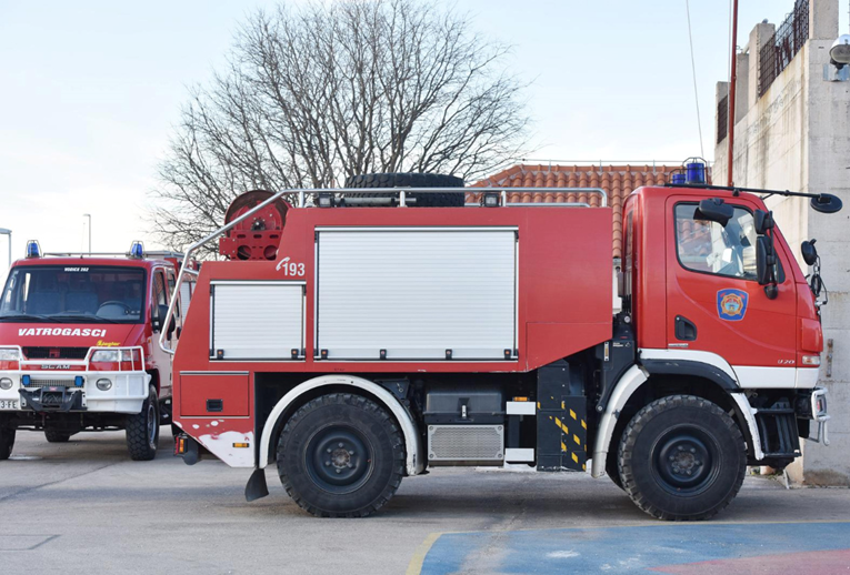 Požar u Rijeci. Izgorjela dva auta i četiri kontejnera