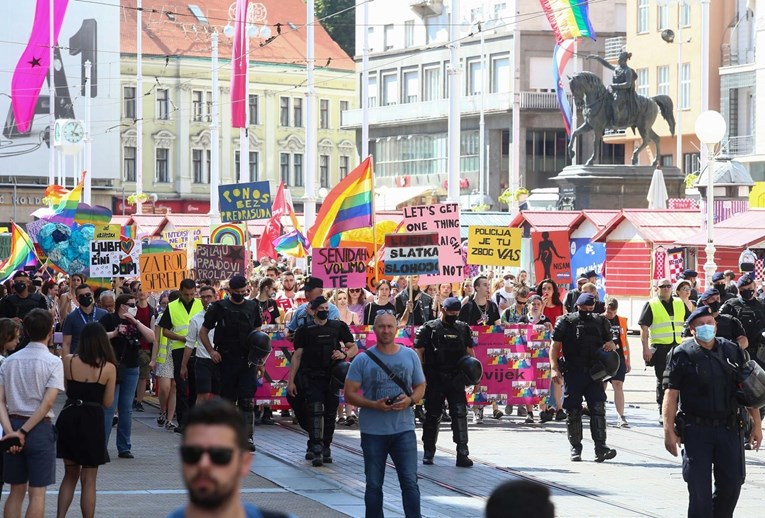 Napali sudionike Pridea: Udarali ih, pljuvali i zapalili im zastavu